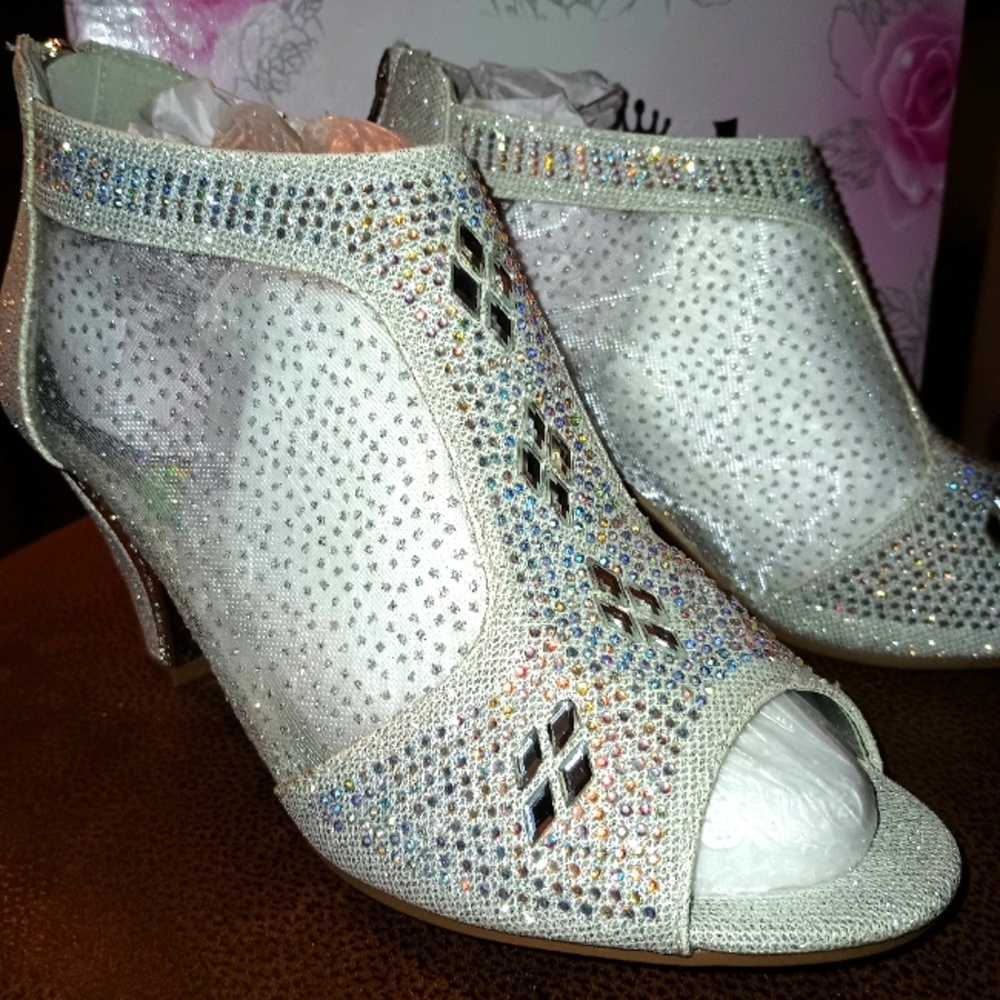 New in Box Mila Lady Size 7 Silver 3" Heels!